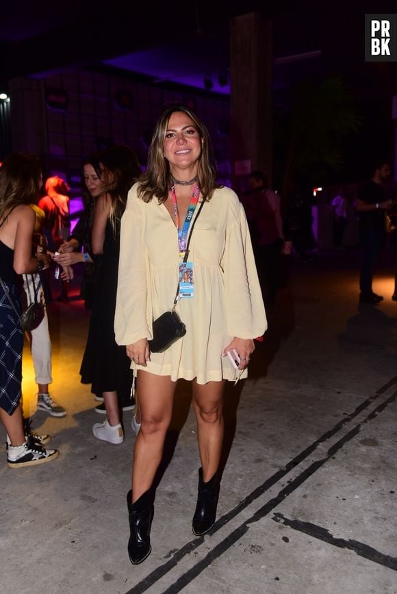 A promoter Carol Sampaio escolheu um vestido curtinho e fluido para o Lollapalooza Brasil 2022