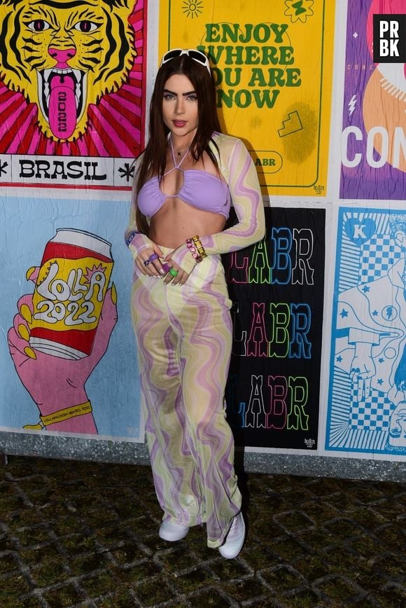 Jade Picon aposta na transparência em look para festival Lollapalooza Brasil 2022