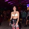 A atriz Julia Konrad elegeu um top e calça, estilo legging, estampada para o Lollapalooza Brasil 2022