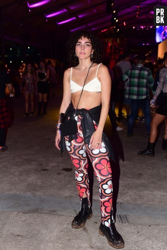 A atriz Julia Konrad elegeu um top e calça, estilo legging, estampada para o Lollapalooza Brasil 2022