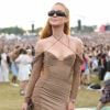 Marina Ruy Barbosa elege vestido em tom nude e combina look com bolsa amarela de grife Lollapalooza Brasil 2022