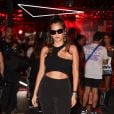 Luana Marquezine, irmã de Bruna Marquezine, aposta no all black e moda de recortes para o Lollapalooza Brasil 2022