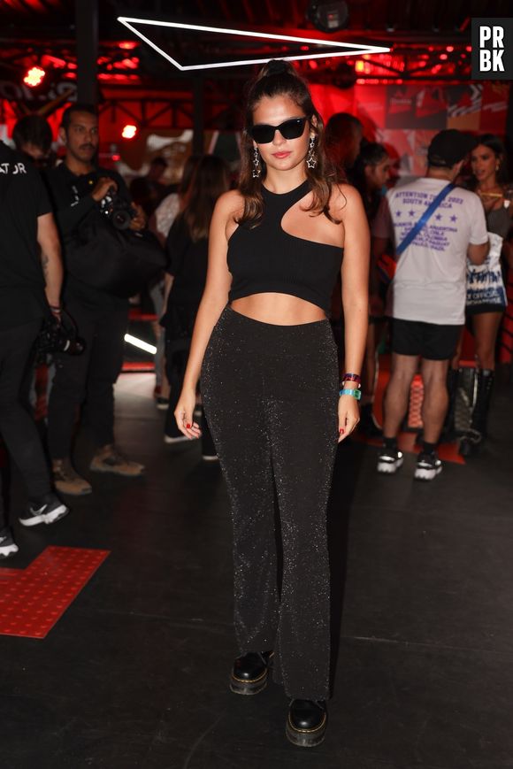 Luana Marquezine, irmã de Bruna Marquezine, aposta no all black e moda de recortes para o Lollapalooza Brasil 2022