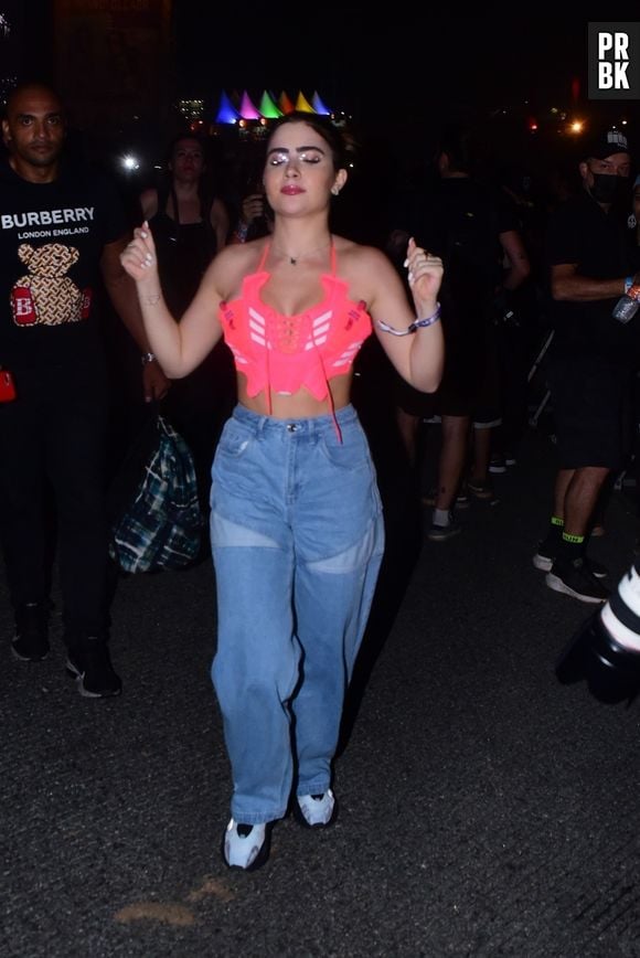 Jade Picon usa moda reciclável e transforma chuteira em cropped para o Lollapalooza Brasil 2022