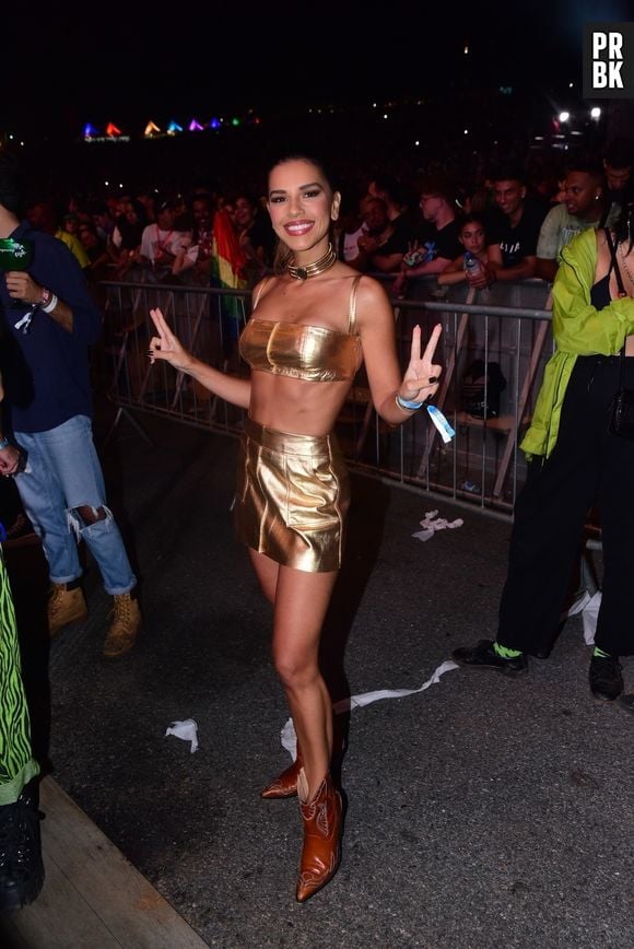 Mariana Rios usou conjunto dourado para o Lollapalooza Brasil 2022