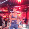 A ex-BBB Aline Gotschalg apostou no look total jeans inspirador para o Lollapalooza Brasil 2022