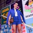 Fernanda Paes Leme combinou conjuntinho de alfaiataria na cor azul royal com tênis plataforma e bolsa animal print para o Lollapalooza Brasil 2022