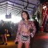 A ex-BBB Hanna Kalil investiu em conjunto estampado rosa e preto para o Lollapalooza Brasil 2022