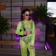 Maisa usou um  look verde neon brilhante com transparência no  Lollapalooza Brasil 2022