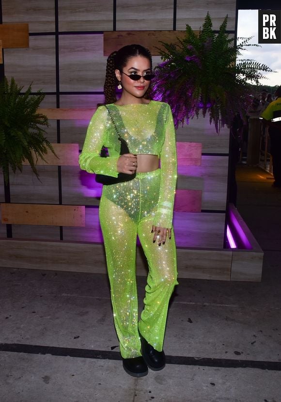 Maisa usou um look verde neon brilhante com transparência no Lollapalooza Brasil 2022