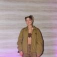Sasha Meneghel apostou em look monocromático compostou por calça, max jaqueta e cropped de crochê para o Lollapalooza Brasil 2022