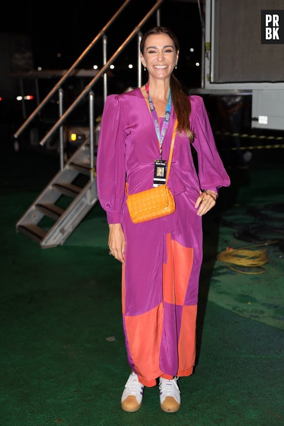 Monica Martelli investiu look longo com tendência color blocking para o Lollapalooza Brasil 2022