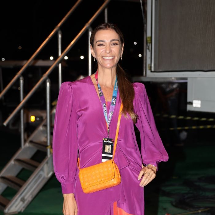 Monica Martelli investiu look longo com tendência color blocking para o Lollapalooza Brasil 2022