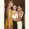 Selena Gomez, Taylor Swift e Lorde posam para os fotógrafos após o Globo de Ouro 2015