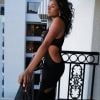 Simone Ashley, de "Bridgerton", não abre mão do look all black