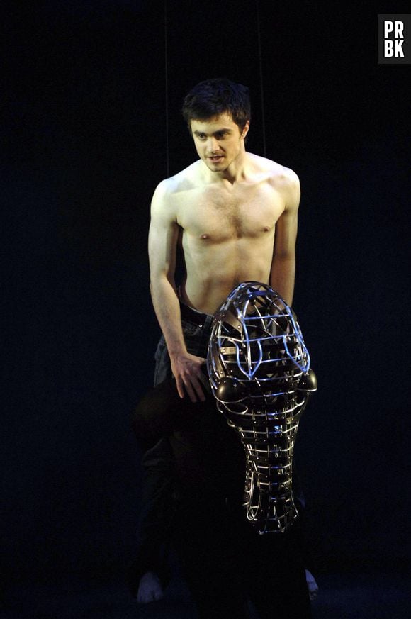 Daniel Radcliffe chocou ao aparecer nu na peça de teatro "Equus"