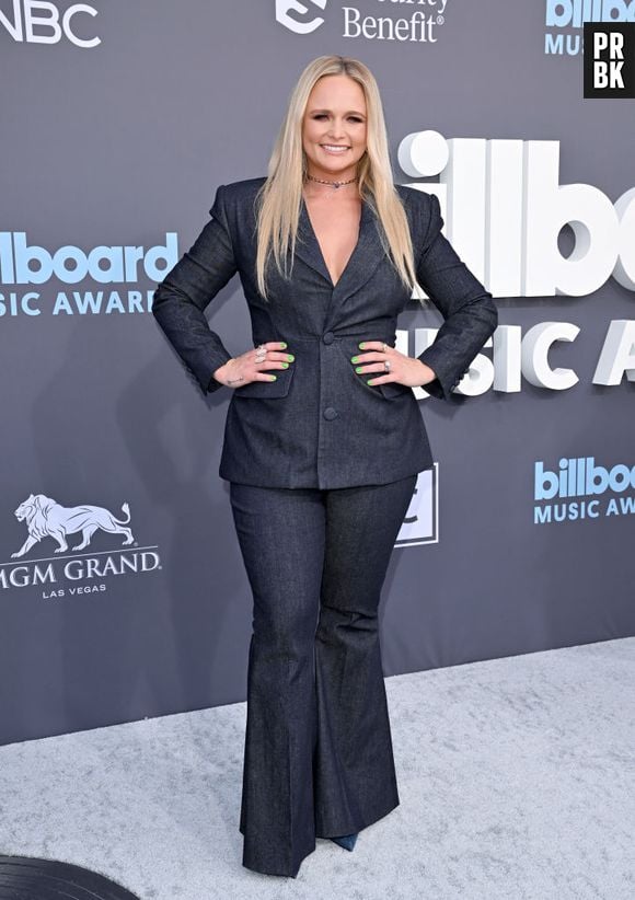 A cantora Miranda Lambert apostou em um terninho para o Billboard Music Awards 2022