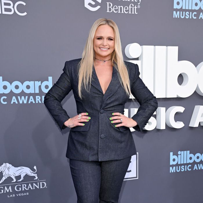 A cantora Miranda Lambert apostou em um terninho para o Billboard Music Awards 2022