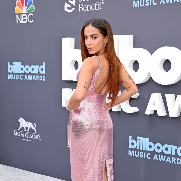 Vestido Versace usado por Anitta no Billboard Music Awards 2022 custa R$ 263 mil e encontra-se esgotado no site da Versace