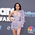 Becky G explorou plumas e cristais em seu vestido curtinho para curtir o Billboard Music Awards 2022