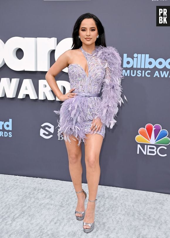 Becky G explorou plumas e cristais em seu vestido curtinho para curtir o Billboard Music Awards 2022