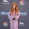 Florence Welch chamou atenção com vestido longo repleto de camadas e muito brilho ao chegar no Billboard Music Awards 2022