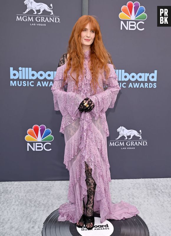 Florence Welch chamou atenção com vestido longo repleto de camadas e muito brilho ao chegar no Billboard Music Awards 2022