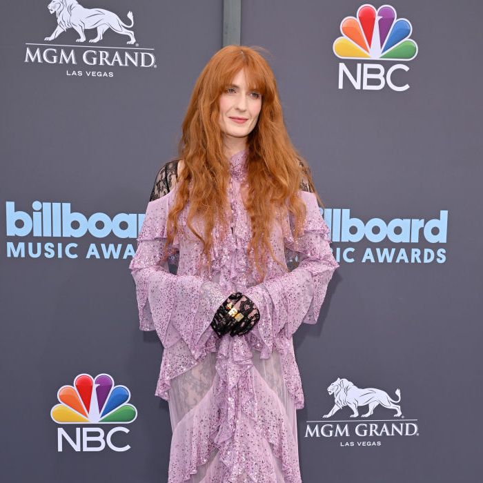 Florence Welch chamou atenção com vestido longo repleto de camadas e muito brilho ao chegar no Billboard Music Awards 2022