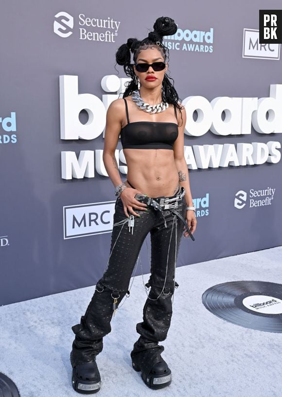 Teyana Taylor combinou as tendêncis do couro com a polêmica calça de cintura baixa para o Billboard Music Awards 2022