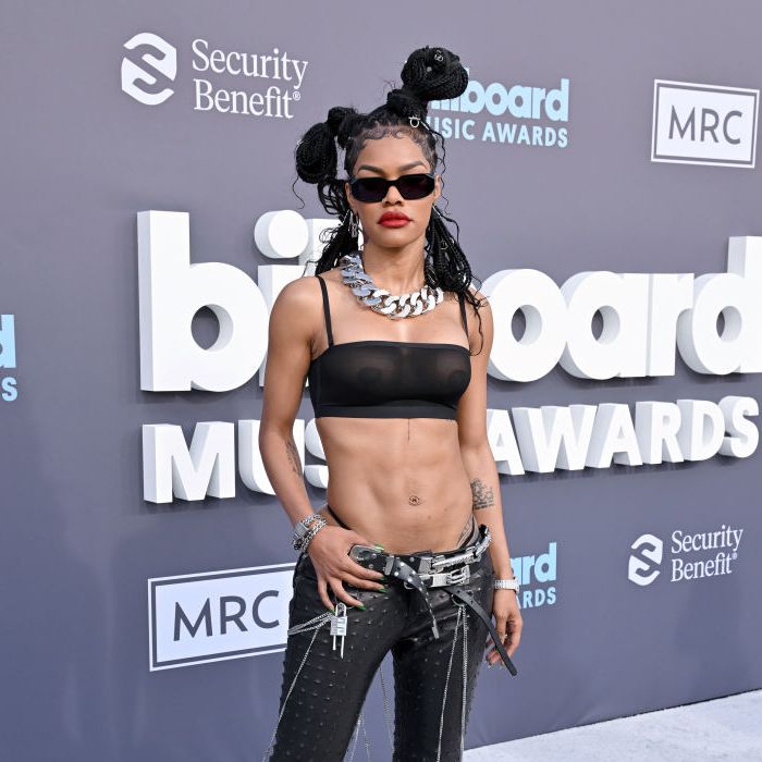  Teyana Taylor combinou as tendêncis do couro com a polêmica calça de cintura baixa para o  Billboard Music Awards 2022