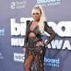 Mary J. Blige passou de um vestido preto de lantejoulas Julien Macdonald para um design colorido de Rey Ortiz para sua aparição no palco do Billboard Music Awards 2022