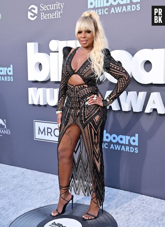 Mary J. Blige passou de um vestido preto de lantejoulas Julien Macdonald para um design colorido de Rey Ortiz para sua aparição no palco do Billboard Music Awards 2022