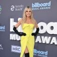 Heide Klim elegeu vestido com toque neon da marca MATICEVSKI para ir ao Billboard Music Awards 2022