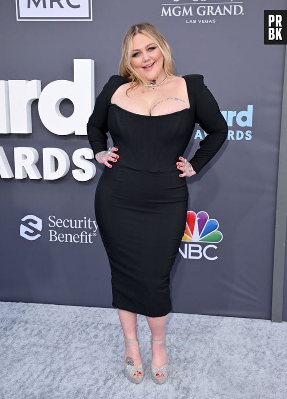 Elle King investiu em vestido midi com decote generoso e ombros expressivos Billboard Music Awards 2022