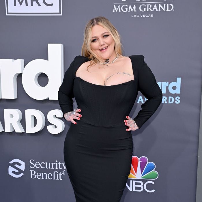 Elle King investiu em vestido midi com decote generoso e ombros expressivos Billboard Music Awards 2022