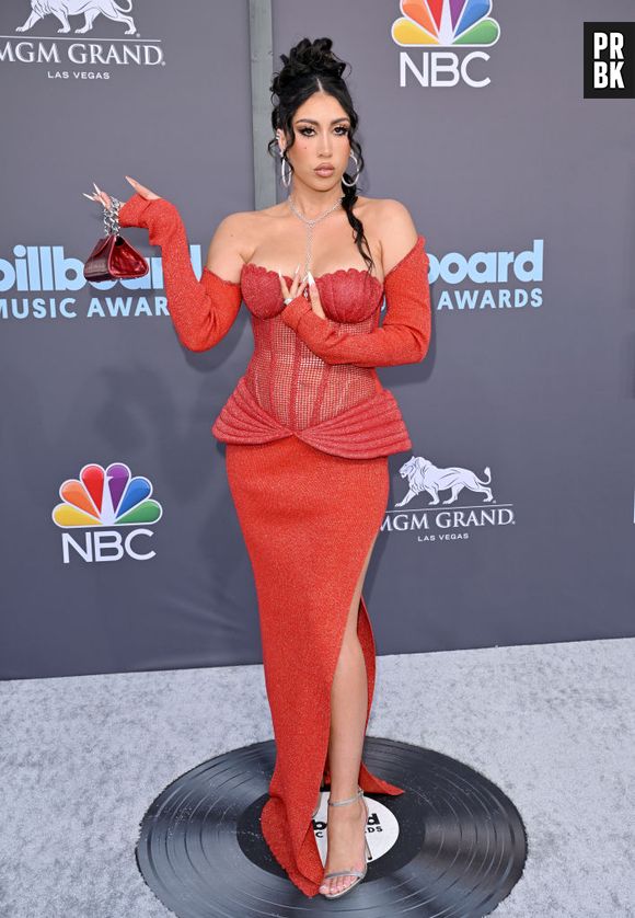 A cantora Kali Uchis elegeu look total red by GCDS para ir ao Billboard Music Awards 2022