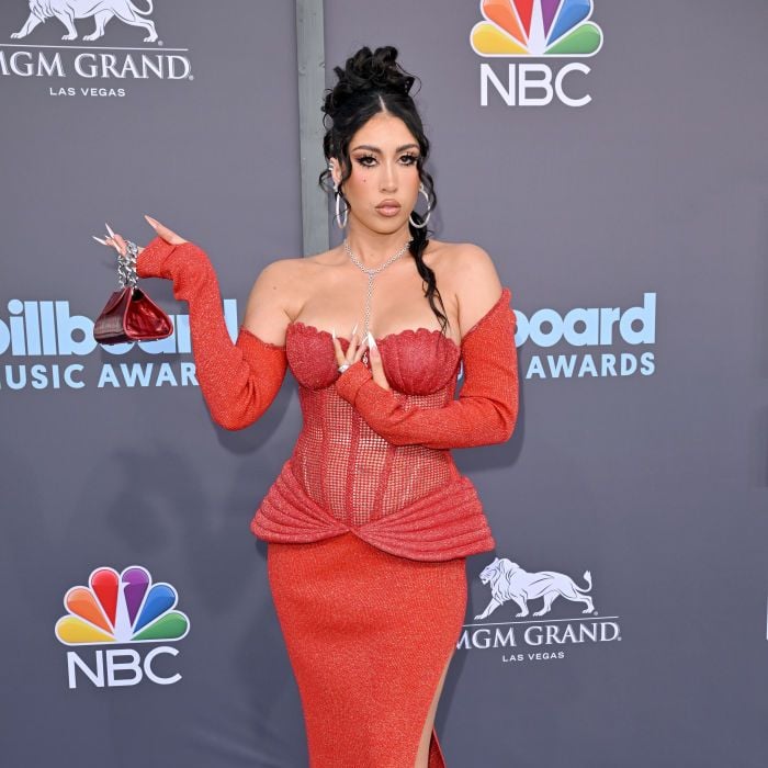  A cantora Kali Uchis elegeu look total red by GCDS para ir ao  Billboard Music Awards 2022