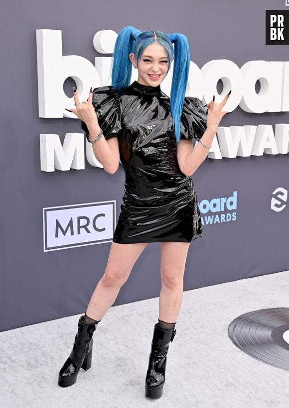 AleXa elegeu um curtinho que remetia ao couro no Billboard Music Awards 2022