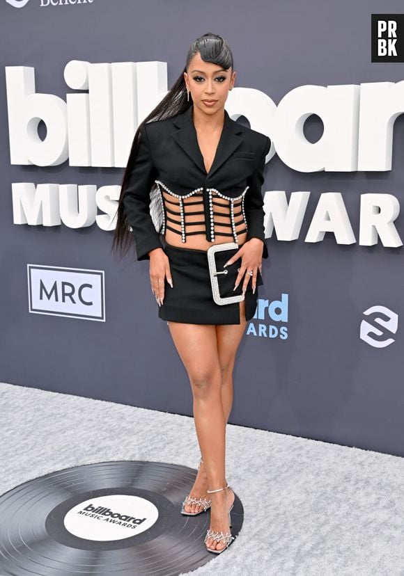 Liza Koshy esteve de de Area Resort 2022 pelo Billboard Music Awards 2022