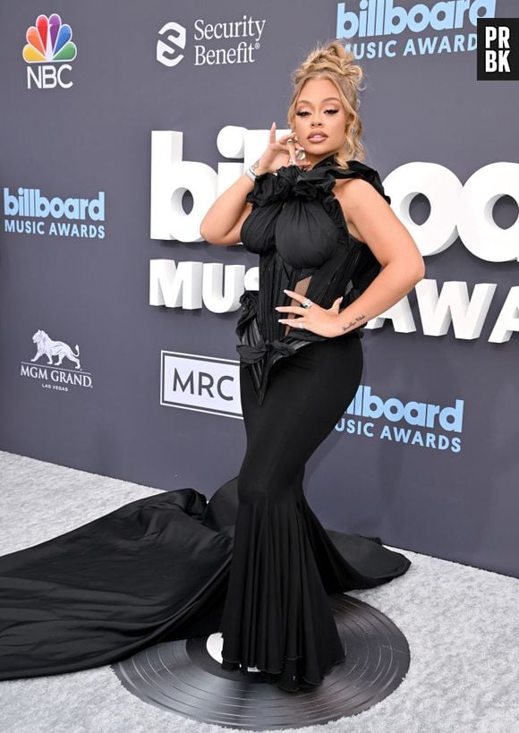 Latto usou um longo preto pelo Billboard Music Awards 2022 