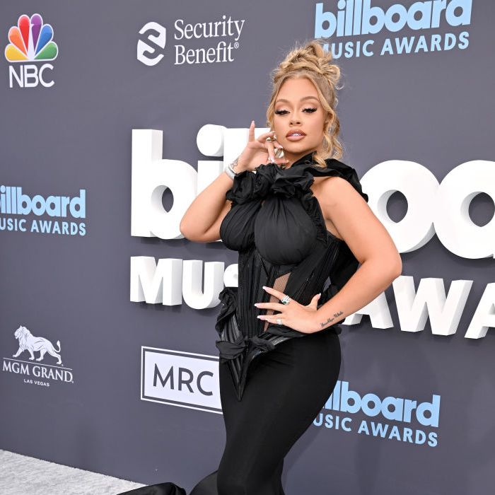  Latto usou um longo preto pelo Billboard Music Awards 2022  