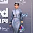 Kylie Jenner investiu em um vestido justo em um tom cinza frio, combinando com pulseira de ouro e saltos todos da Balmain, no Billboard Music Awards 2022