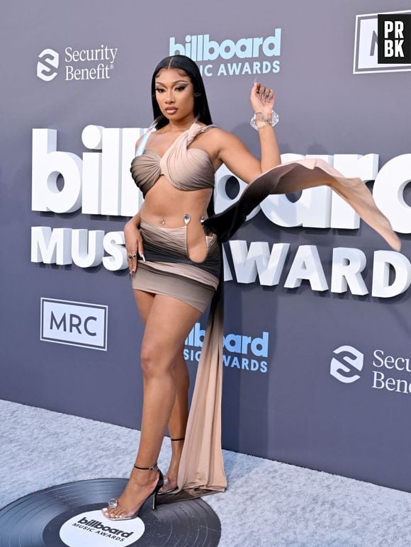 A roupa de Megan Thee Stallion no Billboard Music Awards de 2022 tinha estilo e movimento. Seu conjunto de duas peças pertence a grife Mugler