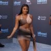 A minissaia Ombré de Megan Thee Stallion vem com um recorte de quadril adornado de cristal