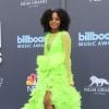 A ativista ambiental Mari Copeny usou look verde neon e atraiu olhares no red carpet do Billboard Music Awards 2022