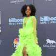  A ativista ambiental  Mari Copeny usou look verde neon e atraiu olhares no red carpet do  Billboard Music Awards 2022 