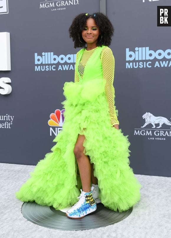 A ativista ambiental Mari Copeny usou look verde neon e atraiu olhares no red carpet do Billboard Music Awards 2022