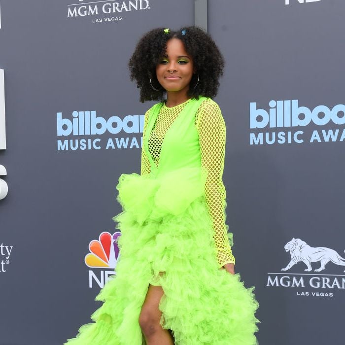  A ativista ambiental  Mari Copeny usou look verde neon e atraiu olhares no red carpet do  Billboard Music Awards 2022 