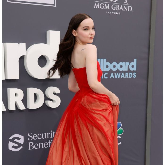  Dove Cameron abraço uma das cores tendências da próxima primavera pelo Billboard Music Awards 2022 