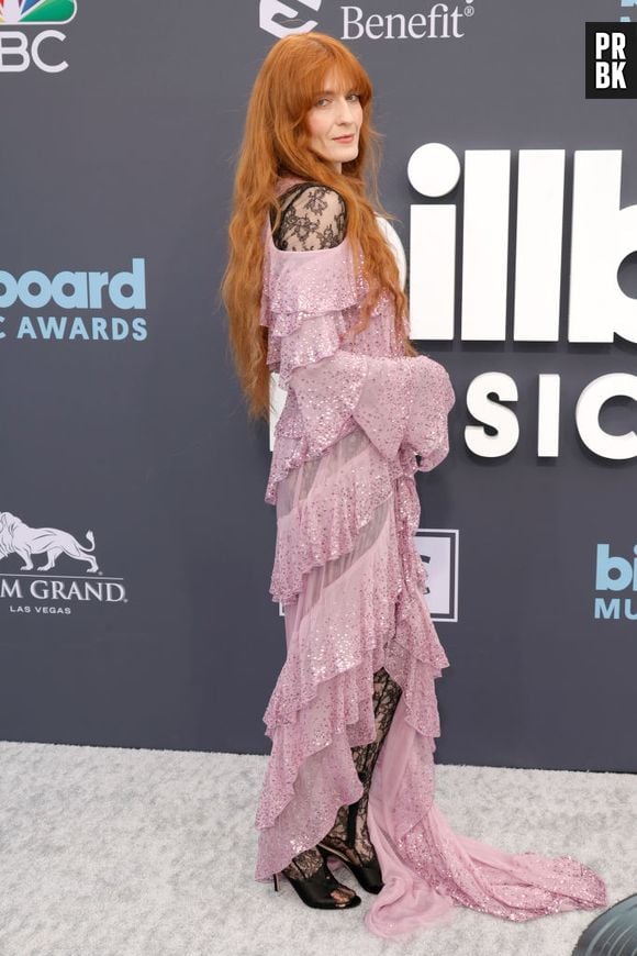 Vestido aposta de Florence Welch no Billboard Music Awards 2022 é da grife Gucci